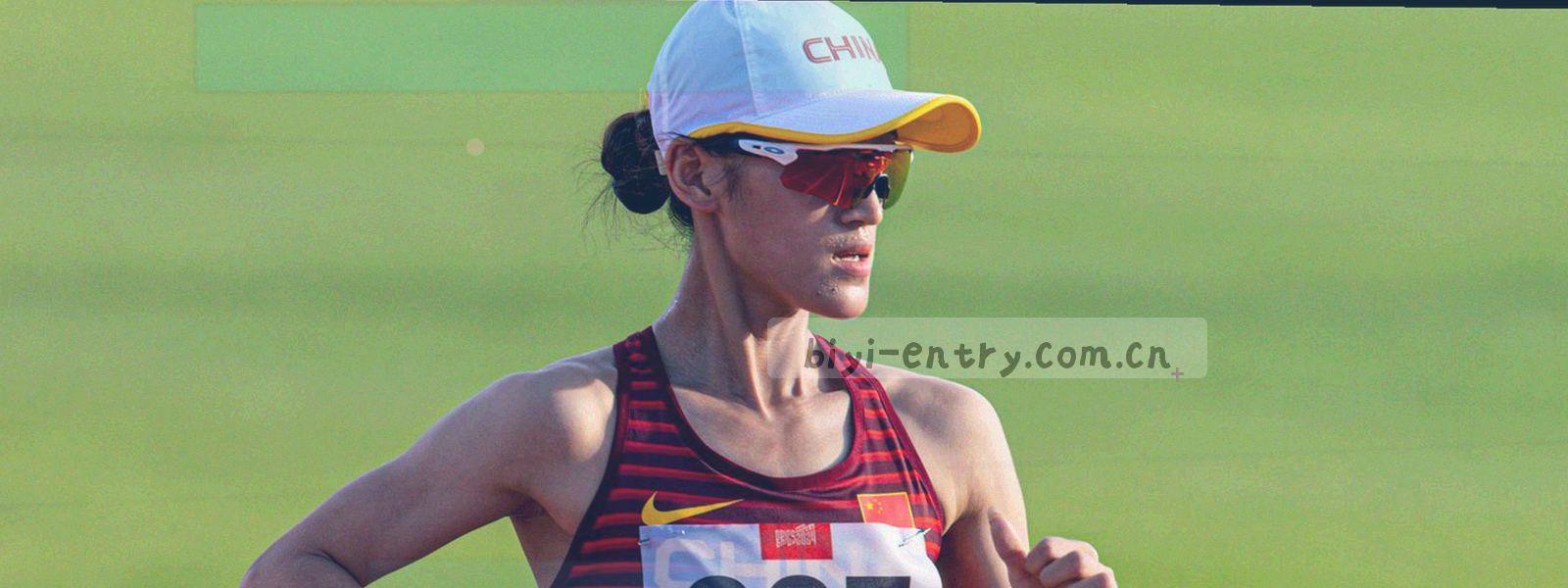 深墨蓝底色上流动的绿色与青色线条纹理，形态类似数据流